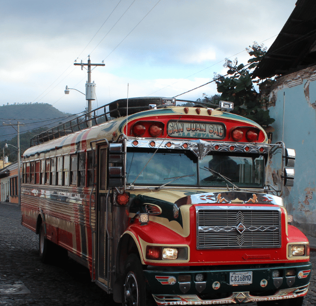 Como andar de ônibus chicken bus na Guatemala Guia do Mundo viagens viajar roteiros Capa Web Stories