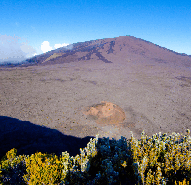 Como fazer trilhas no vulcão ativo da Ilha da Reunião Guia do Mundo viagens viajar roteiros Capa Web Stories