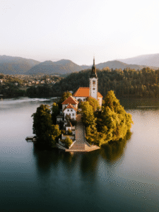 Como visitar o Lago Bled e as Cavernas da Eslovênia Guia do Mundo viagens viajar roteiros Capa Web Stories
