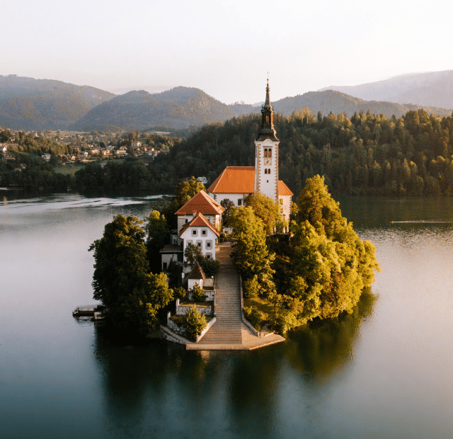 Como visitar o Lago Bled e as Cavernas da Eslovênia Guia do Mundo viagens viajar roteiros Capa Web Stories