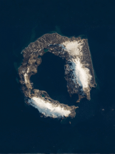 Ilha Decepção conheça um vulcão navegável na Antártida Guia do Mundo viagens viajar roteiros Capa Web Stories