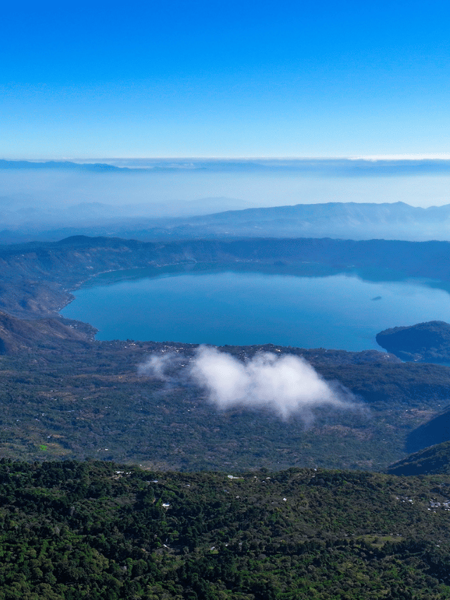 Lago Coatepeque: Por que ele fica azul turquesa?