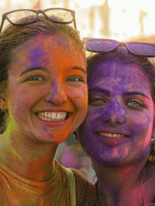 Quais são as dicas para celebrar o Holi com segurança Guia do Mundo viagens viajar roteiros Capa Web Stories