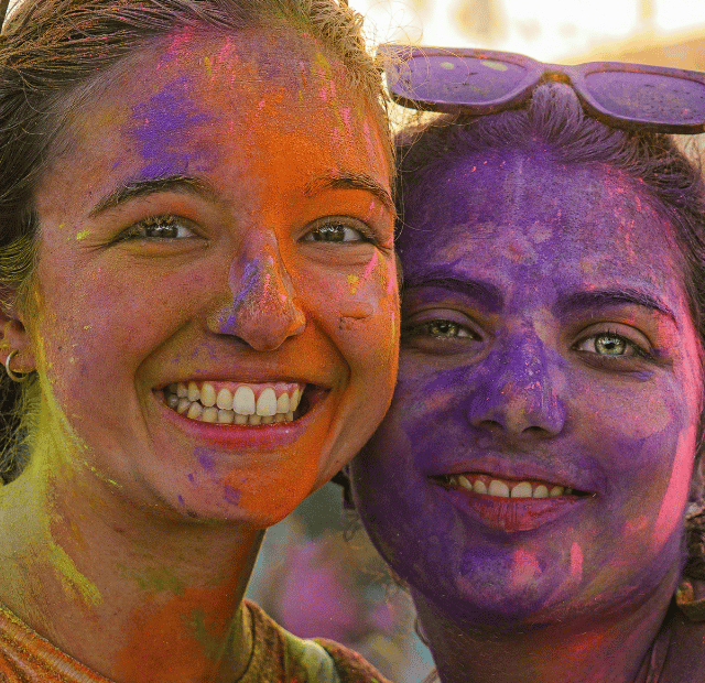 Quais são as dicas para celebrar o Holi com segurança Guia do Mundo viagens viajar roteiros Capa Web Stories