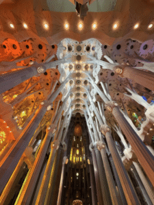 Vale a pena visitar a Sagrada Família por dentro Guia do Mundo viagens viajar roteiros Capa Web Stories