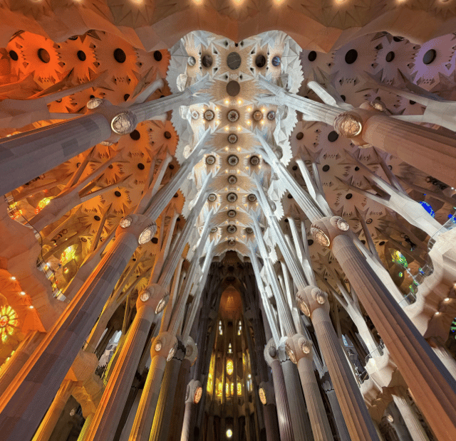 Vale a pena visitar a Sagrada Família por dentro Guia do Mundo viagens viajar roteiros Capa Web Stories