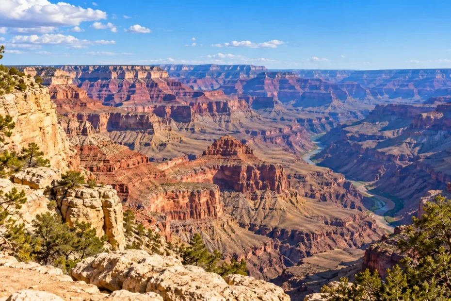 Vista panorâmica do Grand Canyon, nos Estados Unidos, com paredões rochosos e o rio Colorado ao fundo; imagem editorial ilustrativa