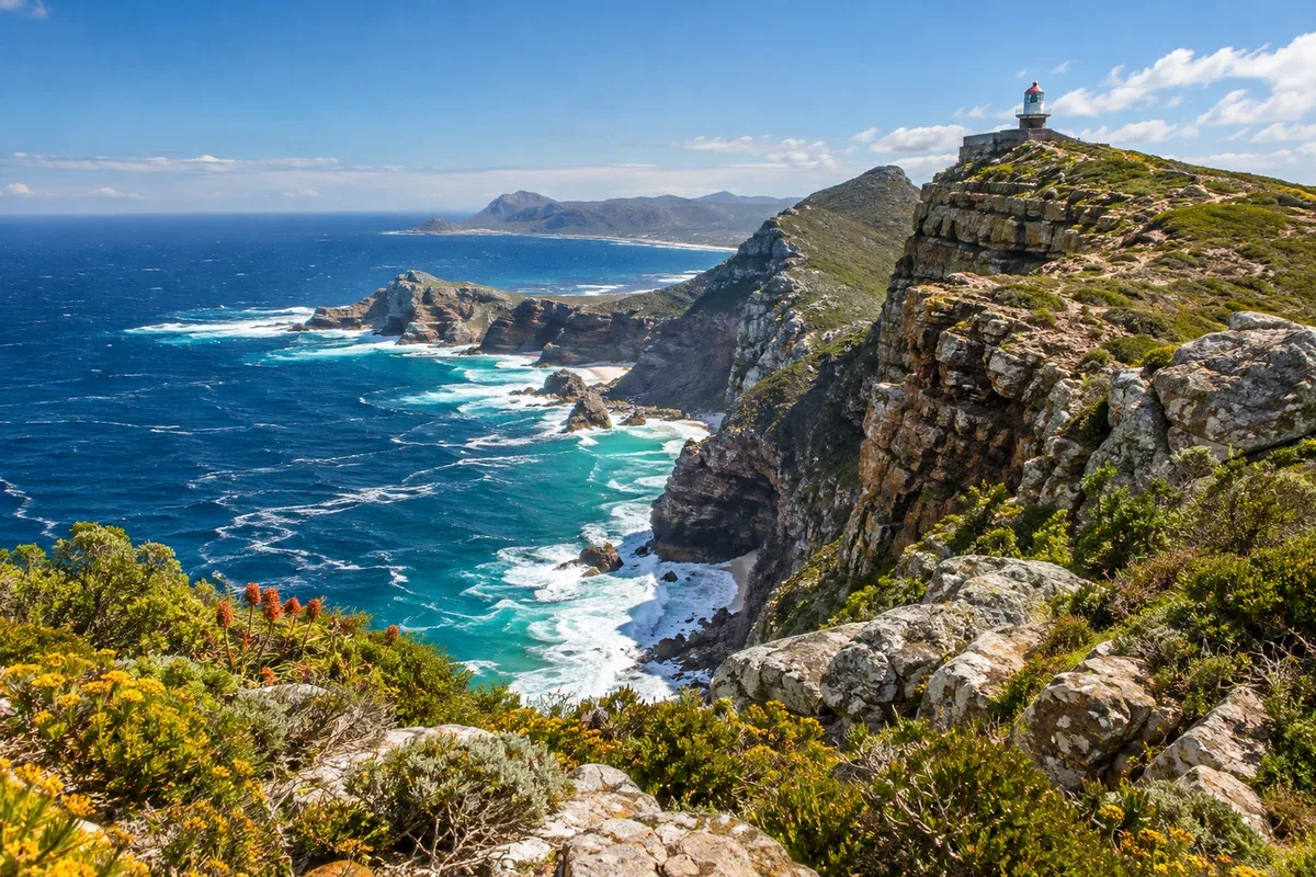 Costa rochosa e vegetação da Península do Cabo, imagem editorial ilustrativa para roteiro de Cape Point e Boulders